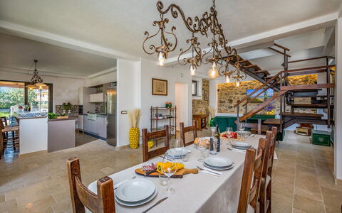 Villa Gallus 6: Mobilia, Pavimentazione, Interior Design, Soffitto, Tavolo, Pavimento, Cucina & Sala Da Pranzo Tavolo, Sedia, Porta, Sala Da Pranzo