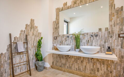Villa Gallus 6: Interior Design, Idraulico Fixture, Bagno, Rubinetto, Piastrella, Materiali Naturali, Specchio, Lavandino Del Bagno, Idraulico, Lampada