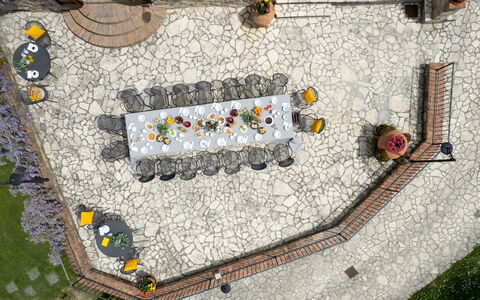 Guado al Sole 26+4: Mobilia, Flagstone, Sedia, Giardino, Cortile, Mobili Da Esterno, Tavolo Esterno, Terrazza, Cobblestone, Ristorante