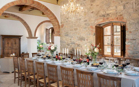 Guado al Sole 26+4: Mobilia, Tavolo, Interior Design, Tavola, Sedia, Cucina & Sala Da Pranzo Tavolo, Tovaglia, Sala Da Pranzo, Ristorante, Soffitto