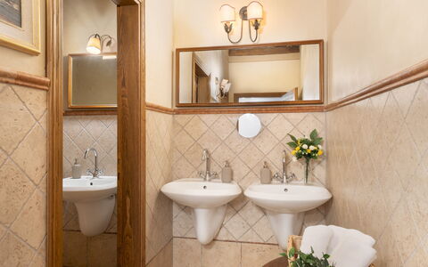 Guado al Sole 26+4: Lavandino Del Bagno, Pavimentazione, Idraulico Fixture, Bagno, Interior Design, Lavello, Pavimento, Rubinetto, Idraulico, Illuminazione