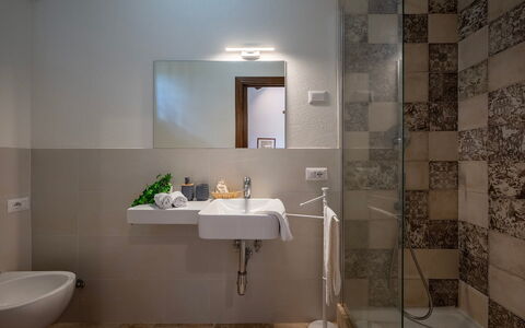 Le Colombelline 12: Pavimentazione, Interior Design, Bagno, Pavimento, Parete, Idraulico Fixture, Lavandino Del Bagno, Lavello, Soffitto, Rubinetto