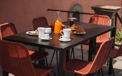 Villa Sumac 6: Mobilia, Tavolo, Sedia, Tavolo Esterno, Color Legno, Mobili Da Esterno, Ristorante, Design, Sala Da Pranzo, Tavolino Da Caffè