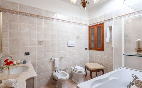 Villa Banci 8: Idraulico Fixture, Interior Design, Pavimentazione, Bagno, Pavimento, Lavandino Del Bagno, Lavello, Rubinetto, Idraulico, Soffitto