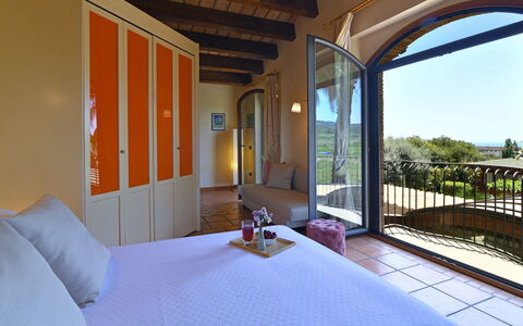 Villa Biddizza 10: Color Legno, Letto, Camera Da Letto, Ricorrere, Telaio Del Letto, Sedia, Hotel, Villa, Bedding, Eco Hotel