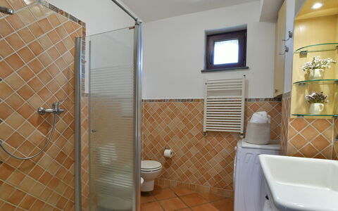 Villa Biddizza 10: Interior Design, Pavimentazione, Pavimento, Idraulico Fixture, Camera, Bagno, Soffitto, Illuminazione, Idraulico, Rubinetto