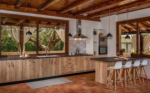 Villa Cutrera 8: Cucina, Mobilia, Legna, Pavimentazione, Interior Design, Cabinetry, Controsoffitto, Soffitto, Pavimento, Pavimento In Legno