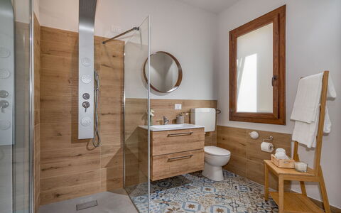 Villa Cutrera 8: Idraulico Fixture, Pavimentazione, Bagno, Pavimento, Interior Design, Lavello, Mobiletto Del Bagno, Lavandino Del Bagno, Rubinetto, Idraulico