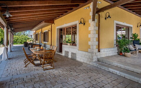 Villa Cutrera 8: Legna, Casa, Porta, Portico, Mobilia, Shade, Villetta, Sedia, Estate, Flagstone