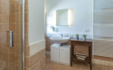 Casa Eusebia 8+2: Pavimentazione, Parete, Interior Design, Pavimento, Bagno, Soffitto, Idraulico Fixture, Lavandino Del Bagno, Illuminazione, Camera