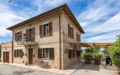 Casa Eusebia 8+2: Finestra, Costruzione, Casa, Zona Residenziale, Porta, Casa, Facciata, Architettura, Tetto, Villetta