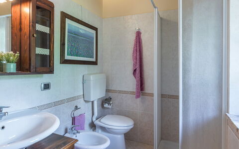 Dimora Alessandra 4: Pavimentazione, Pavimento, Interior Design, Idraulico Fixture, Lavandino Del Bagno, Lavello, Bagno, Camera, Mobilia, Rubinetto