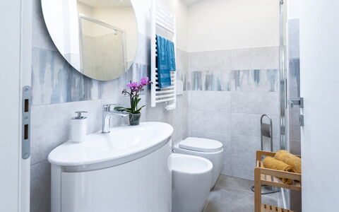 La Villa in Pineta 10: Toilet Seat, Gabinetto, Interior Design, Idraulico Fixture, Bagno, Pavimentazione, Pavimento, Idraulico, Piastrella