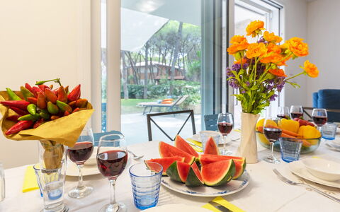 La Villa in Pineta 10: Mobilia, Tavola, Tavolo, Frutta, Interior Design, Serveware, Sedia, Dishware, Cibo, Prima Colazione