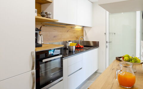 La Villa in Pineta 10: Controsoffitto, Cucina, Elettrodomestico Da Cucina, Mobilia, Interior Design, Cabinetry, Pavimentazione, Apparecchio Major, Legna, Elettrodomestico