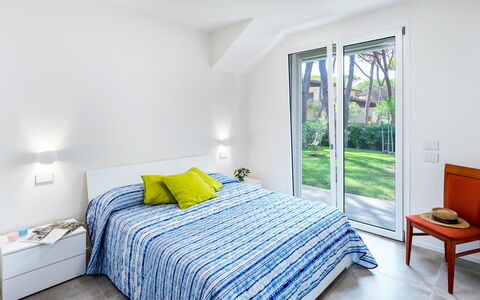 La Villa in Pineta 10: Interior Design, Pavimentazione, Mobilia, Pavimento, Casa, Soffitto, Letto, Camera, Camera Da Letto, Appartamento