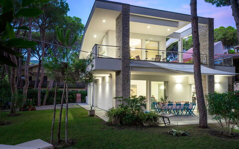 La Villa in Pineta 10: Shade, Portico, Estate, Ricorrere, Villa, Hacienda, Balcone, Eco Hotel, Struttura Esterna