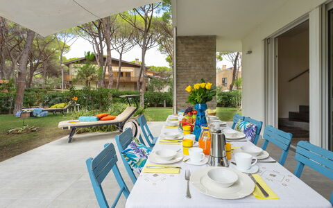 La Villa in Pineta 10: Mobili Da Esterno, Mobilia, Giardino, Sedia, Shade, Ricorrere, Eco Hotel, Prato, Cortile, Backyard