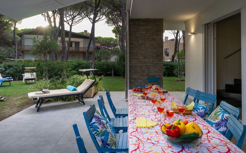 La Villa in Pineta 10: Mobilia, Mobili Da Esterno, Sedia, Shade, Giardino, Tempo Libero, Backyard, Tavolo Esterno, Cortile, Ricorrere