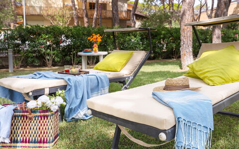 La Villa in Pineta 10: Mobilia, Mobili Da Esterno, Lettino, Tempo Libero, Sedia, Comfort, Giardino, Shade, Sedia A Sdraio, Biancheria