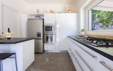 Villa Calypso 8: Elettrodomestico Da Cucina, Cucina, Controsoffitto, Interior Design, Apparecchio Major, Cabinetry, Mobilia, Pavimentazione, Elettrodomestico, Legna