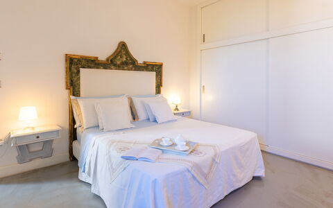 Villa Calypso 8: Camera Da Letto, Interior Design, Letto, Lenzuolo, Bedding, Pavimento, Mobilia, Pavimentazione, Camera, Telaio Del Letto