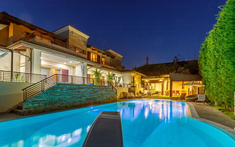 Villa Alais 8: Blu, Piscina, Notte, Zona Residenziale, Ricorrere, Illuminazione, Casa, Energia Elettrica, Eco Hotel, Paesaggio Di Illuminazione