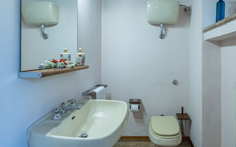 Casale le Querce di Cetona 8: Bagno, Lavandino Del Bagno, Idraulico Fixture, Lavello, Rubinetto, Idraulico, Interior Design, Specchio, Pavimentazione, Pavimento
