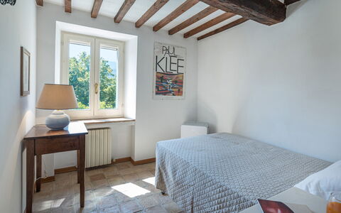 Casale le Querce di Cetona 8: Parete, Camera Da Letto, Letto, Legna, Interior Design, Mobilia, Lenzuolo, Pavimentazione, Bedding, Pavimento