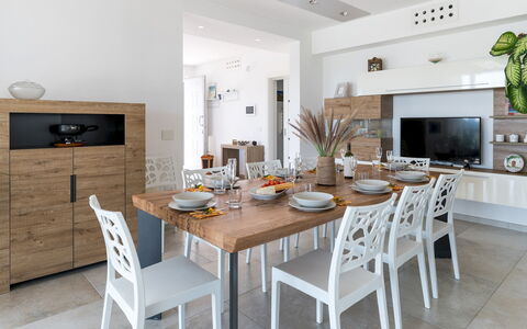 Villa i Chiani 8: Mobilia, Interior Design, Tavolo, Pavimentazione, Sedia, Legna, Cucina & Sala Da Pranzo Tavolo, Sala Da Pranzo, Pavimento, Camera