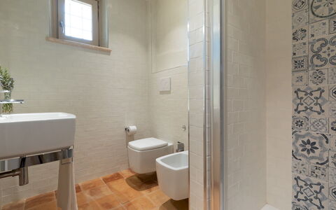 Casale Grottini 8: Pavimentazione, Bagno, Pavimento, Idraulico Fixture, Toilet Seat, Gabinetto, Interior Design, Piastrella, Lavello, Idraulico