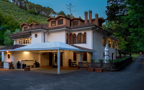 Villa Manganelli 12: Costruzione, Finestra, Casa, Tetto, Casa, Zona Residenziale, Architettura, Estate, Porta, Villetta