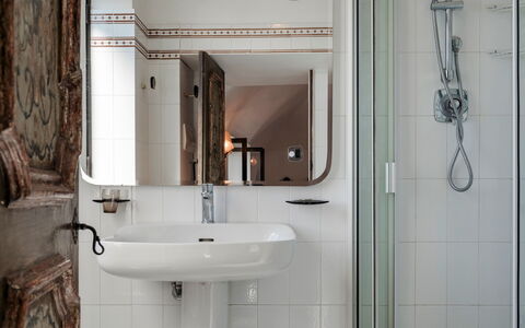 Torre Grimaldi 2+2: Bagno, Idraulico Fixture, Interior Design, Lavandino Del Bagno, Rubinetto, Idraulico, Camera, Specchio, Pavimento, Pavimentazione