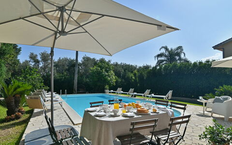 Villa Afrodite 8: Piscina, Ombrello, Mobili Da Esterno, Mobilia, Ricorrere, Sedia, Shade, Lettino, Eco Hotel, Hotel