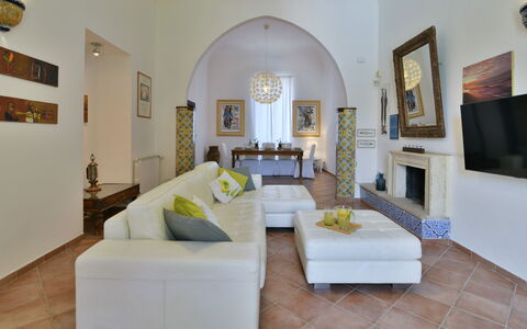Villa Afrodite 8: Mobilia, Interior Design, Pavimentazione, Divano, Pavimento, Soggiorno, Illuminazione, Soffitto, Camera, Casa