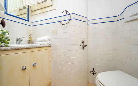 Villa Stella 6: Bagno, Idraulico Fixture, Pavimentazione, Pavimento, Interior Design, Idraulico, Gabinetto, Piastrella, Rubinetto, Asciugamano