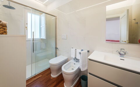 Villa Bellina 6: Bagno, Pavimentazione, Idraulico Fixture, Pavimento, Interior Design, Parete, Toilet Seat, Gabinetto, Lavandino Del Bagno, Lavello