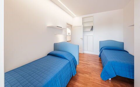 Villa Bellina 6: Pavimentazione, Pavimento, Interior Design, Soffitto, Appartamento, Camera, Camera Da Letto, Letto, Telaio Del Letto, Bedding