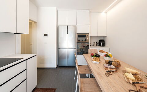Villa Bellina 6: Cucina, Controsoffitto, Elettrodomestico Da Cucina, Interior Design, Pavimentazione, Mobilia, Cabinetry, Apparecchio Major, Legna, Pavimento