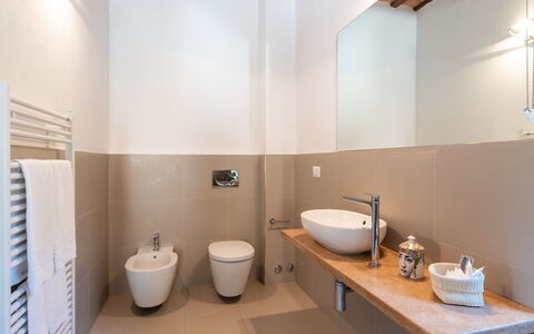 I Lauri 12: Bagno, Pavimentazione, Idraulico Fixture, Lavandino Del Bagno, Parete, Pavimento, Interior Design, Lavello, Rubinetto, Idraulico