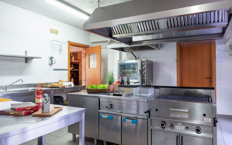 I Lauri 12: Cucina, Elettrodomestico Da Cucina, Controsoffitto, Apparecchio Major, Cucina Stufa, Elettrodomestico, Cabinetry, Stufa, Stufa A Gas