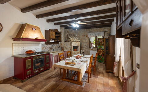 Villa i Mori 4: Mobilia, Interior Design, Pavimentazione, Legna, Cucina, Pavimento, Tavolo, Soffitto, Illuminazione, Cucina & Sala Da Pranzo Tavolo