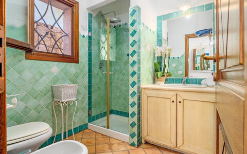 Casa Maestrale 6: Blu, Pavimentazione, Interior Design, Pavimento, Idraulico Fixture, Bagno, Idraulico, Piastrella, Rubinetto, Mobiletto Del Bagno