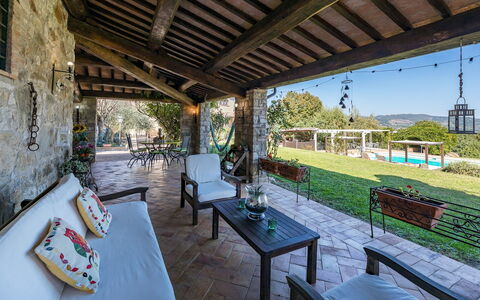 Residenza Collefiorito 26: Mobilia, Villetta, Vaso Di Fiori, Sedia, Estate, Portico, Shade, Eco Hotel, Pianta Della Casa, Hacienda