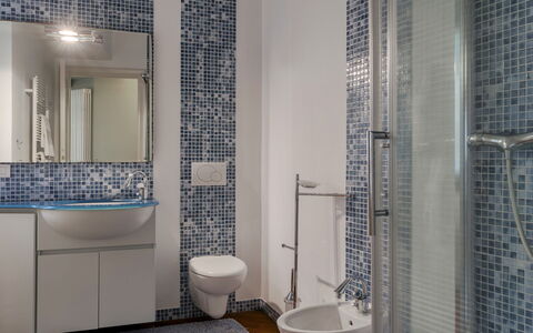 Villa Eden 8: Bagno, Idraulico Fixture, Interior Design, Pavimentazione, Lavandino Del Bagno, Pavimento, Piastrella, Idraulico, Lavello, Rubinetto