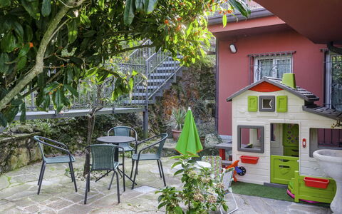 Villa Eden 8: Giardino, Cortile, Backyard, Landscaping, Cortile, Pianta Della Casa, Le Scale, Vaso Di Fiori