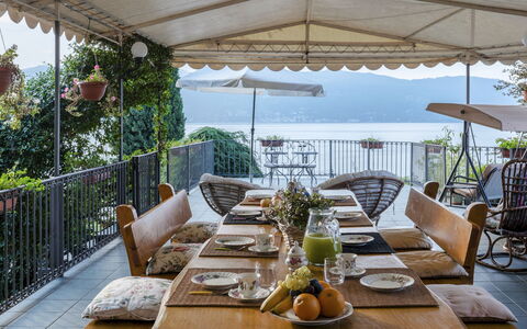Villa Eden 8: Mobilia, Mobili Da Esterno, Tavolo, Sedia, Tavolo Esterno, Balcone, Ristorante, Cucina & Sala Da Pranzo Tavolo, Vaso Di Fiori, Shade