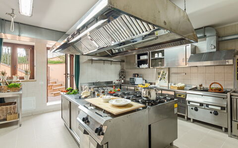 Tenuta Esdra 20: Cucina, Elettrodomestico Da Cucina, Controsoffitto, Apparecchio Major, Cucina Stufa, Elettrodomestico, Stufa, Stufa A Gas, Cabinetry, Illuminazione