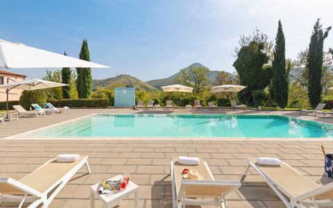 Tenuta Esdra 20: Piscina, Montagna, Collina, Ricorrere, Mobili Da Esterno, Catena Montuosa, Eco Hotel, Sedia, Ombrello, Resort Citta '