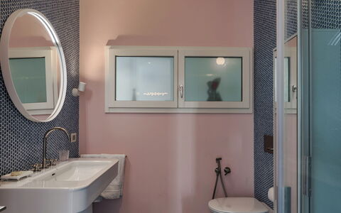 Villa Ponti 6: Bagno, Parete, Idraulico Fixture, Interior Design, Lavandino Del Bagno, Lavello, Pavimento, Specchio, Pavimentazione, Idraulico